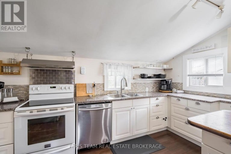 18 POYNTZ STREET, Penetanguishene, Ontario, L9M1M4