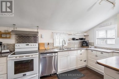 18 POYNTZ STREET Penetanguishene Ontario photo 6