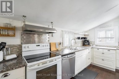 18 POYNTZ STREET Penetanguishene Ontario photo 8