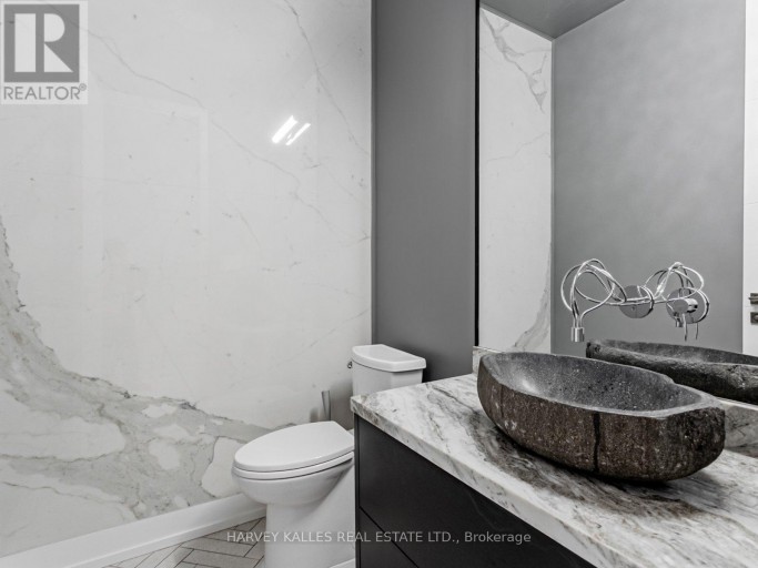 38 VAN DUSEN BOULEVARD, Toronto (Stonegate-Queensway), Ontario, M8Z3E6