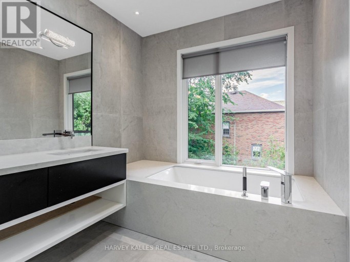 38 VAN DUSEN BOULEVARD, Toronto (Stonegate-Queensway), Ontario, M8Z3E6