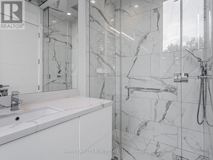 38 VAN DUSEN BOULEVARD, Toronto (Stonegate-Queensway), Ontario, M8Z3E6