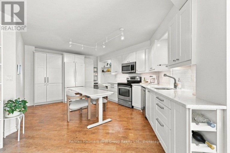 715 - 340 WATSON STREET W, Whitby (Port Whitby), Ontario, L1N9G1