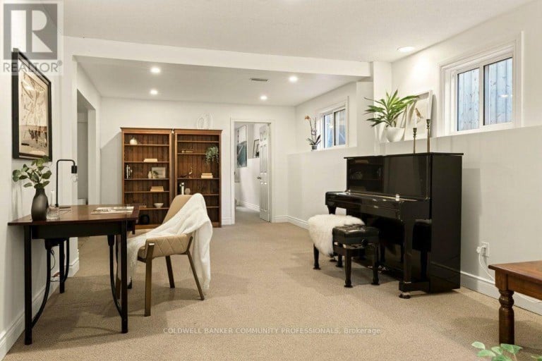 33 ALBERT STREET, Hamilton (Blakeley), Ontario, L8M2Y1