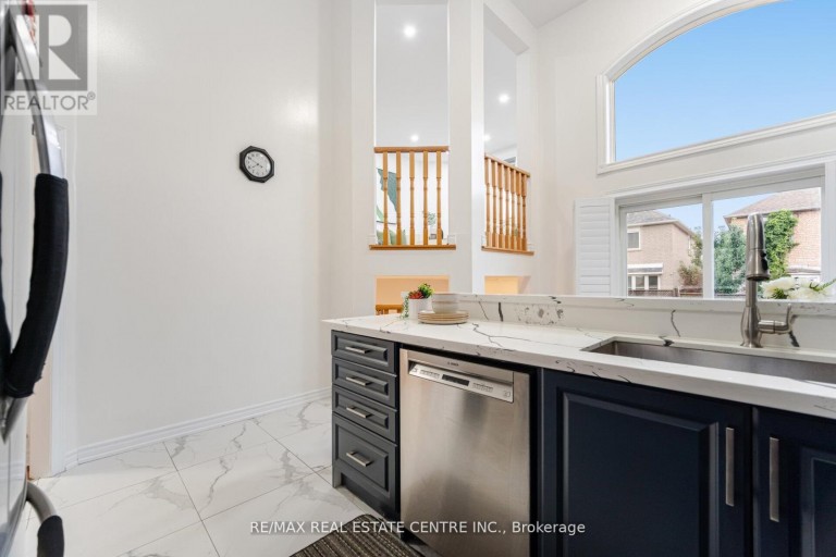 24 FUTURA AVENUE, Richmond Hill (Rouge Woods), Ontario, L4S1V2