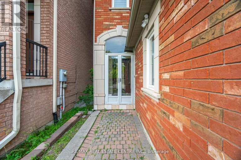24 FUTURA AVENUE, Richmond Hill (Rouge Woods), Ontario, L4S1V2