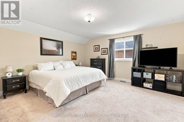 167 THE QUEENSWAY, Barrie (Innis-Shore), Ontario, L4M0B5