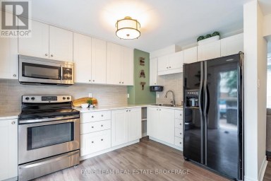 E4 - 63 FERRIS LANE Barrie (Cundles East) Ontario photo 5