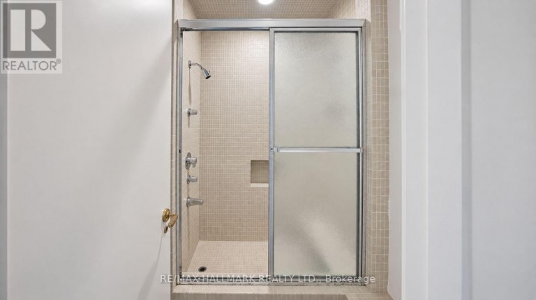16 ROYAL OAK DRIVE, Toronto (Bridle Path-Sunnybrook-York Mills), Ontario, M3C2M2