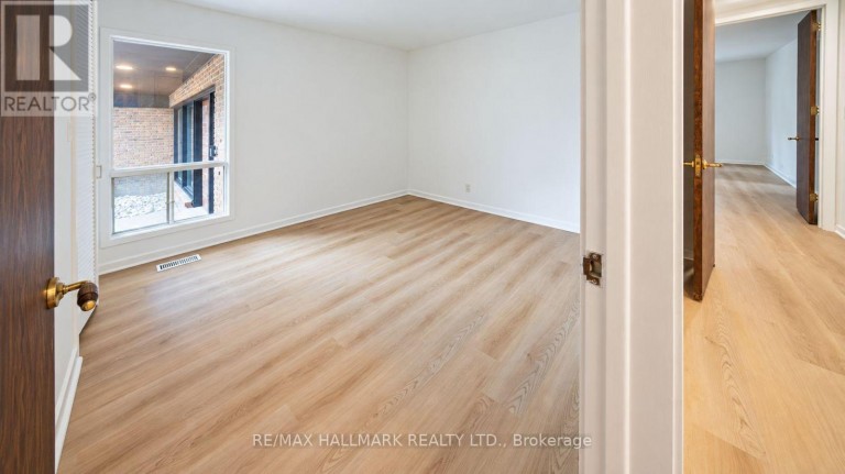 16 ROYAL OAK DRIVE, Toronto (Bridle Path-Sunnybrook-York Mills), Ontario, M3C2M2