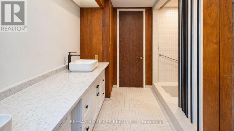 16 ROYAL OAK DRIVE, Toronto (Bridle Path-Sunnybrook-York Mills), Ontario, M3C2M2