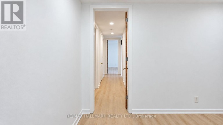 16 ROYAL OAK DRIVE, Toronto (Bridle Path-Sunnybrook-York Mills), Ontario, M3C2M2