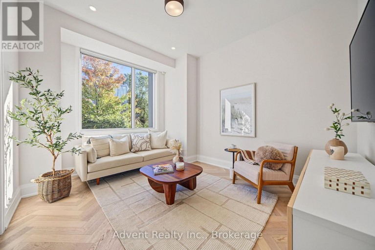 3 - 18 GREENBRIAR ROAD, Toronto (Bayview Village), Ontario, M2K0G7
