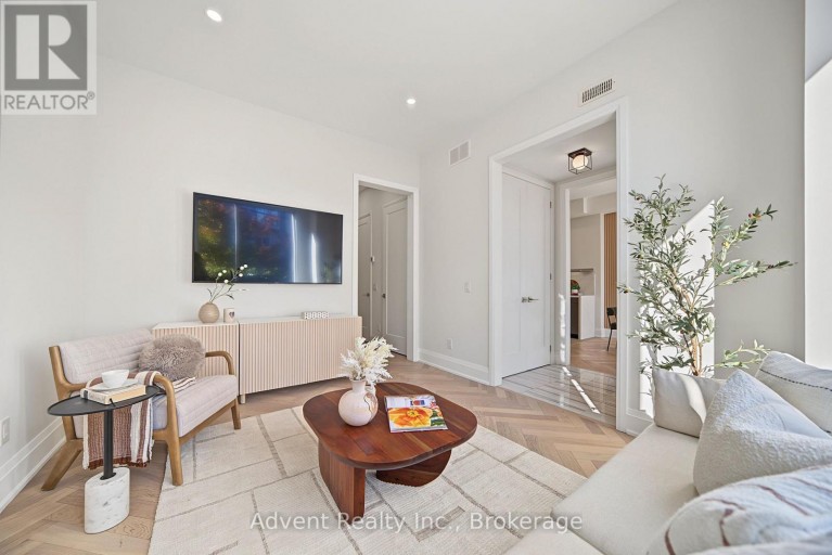 3 - 18 GREENBRIAR ROAD, Toronto (Bayview Village), Ontario, M2K0G7