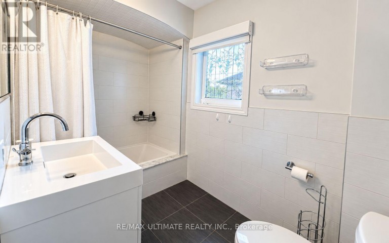 10 NOEL AVENUE, Toronto (Leaside), Ontario, M4G1B3