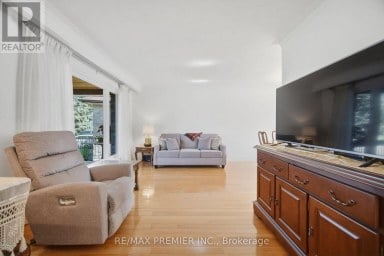 33 BELLEGLADE COURT Toronto (Humbermede) Ontario photo 11