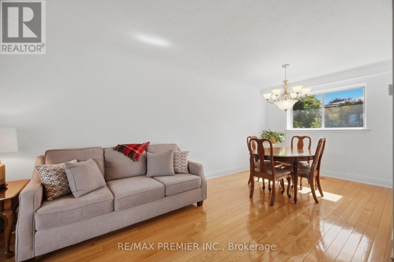 33 BELLEGLADE COURT, Toronto (Humbermede), Ontario, M9M2W3