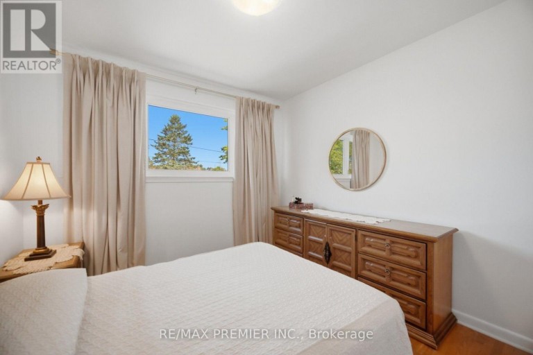 33 BELLEGLADE COURT, Toronto (Humbermede), Ontario, M9M2W3