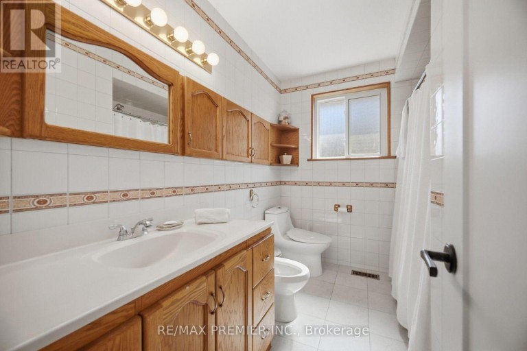 33 BELLEGLADE COURT, Toronto (Humbermede), Ontario, M9M2W3