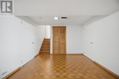 33 BELLEGLADE COURT Toronto (Humbermede) Ontario photo 33
