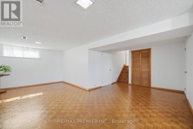 33 BELLEGLADE COURT Toronto (Humbermede) Ontario photo 35