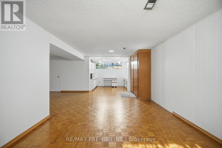 33 BELLEGLADE COURT, Toronto (Humbermede), Ontario, M9M2W3