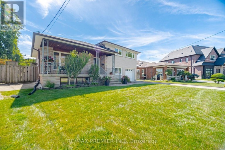 33 BELLEGLADE COURT, Toronto (Humbermede), Ontario, M9M2W3