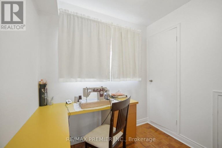 33 BELLEGLADE COURT, Toronto (Humbermede), Ontario, M9M2W3
