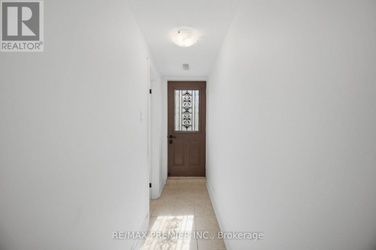33 BELLEGLADE COURT, Toronto (Humbermede), Ontario, M9M2W3