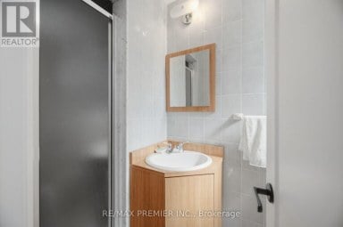 33 BELLEGLADE COURT Toronto (Humbermede) Ontario photo 43