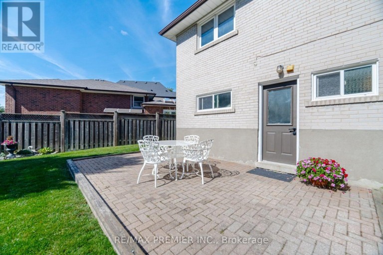 33 BELLEGLADE COURT, Toronto (Humbermede), Ontario, M9M2W3