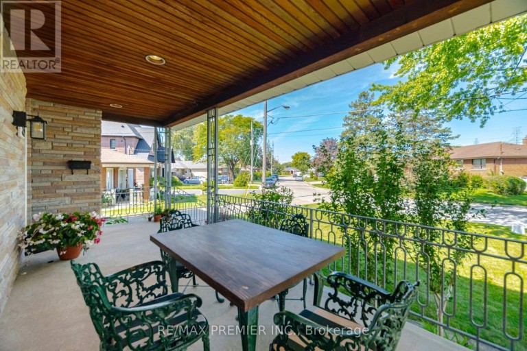 33 BELLEGLADE COURT, Toronto (Humbermede), Ontario, M9M2W3