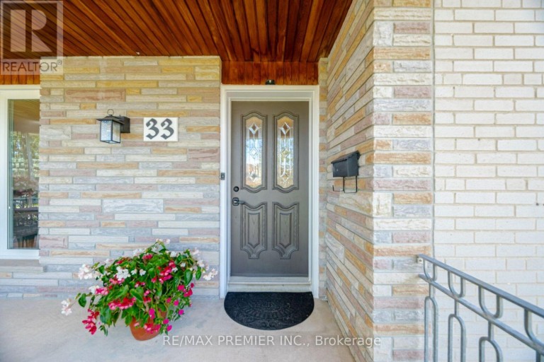 33 BELLEGLADE COURT, Toronto (Humbermede), Ontario, M9M2W3