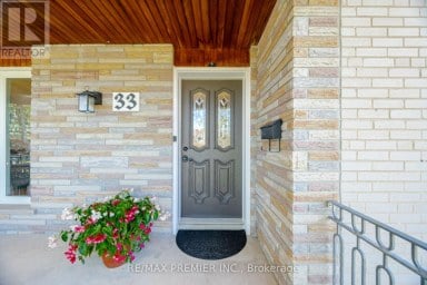 33 BELLEGLADE COURT Toronto (Humbermede) Ontario photo 8