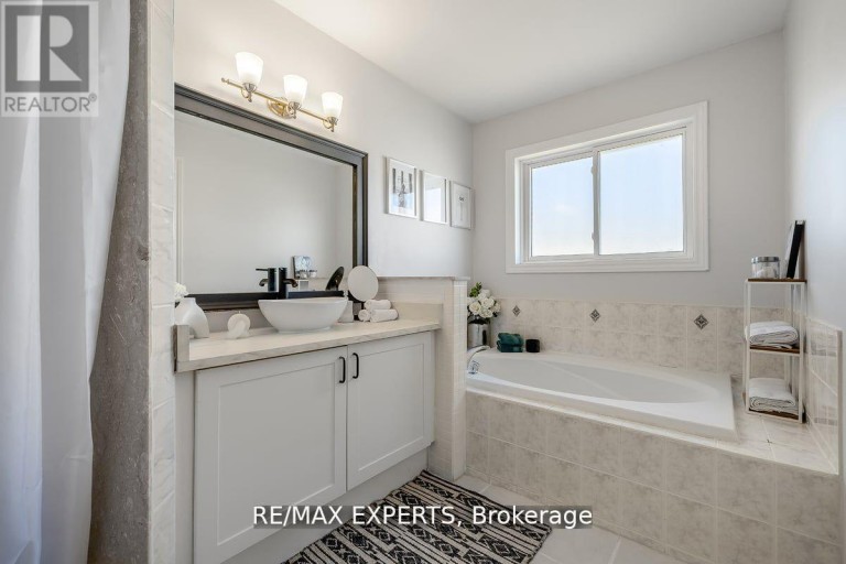 10 SNOWDEN AVENUE, Barrie (Innis-Shore), Ontario, L4M7H3