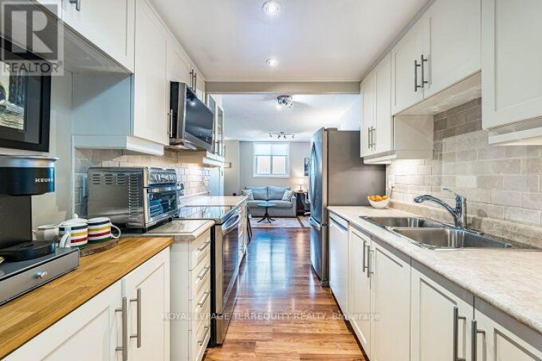 1102 - 812 BURNHAMTHORPE ROAD, Toronto (Markland Wood), Ontario, M9C4W1