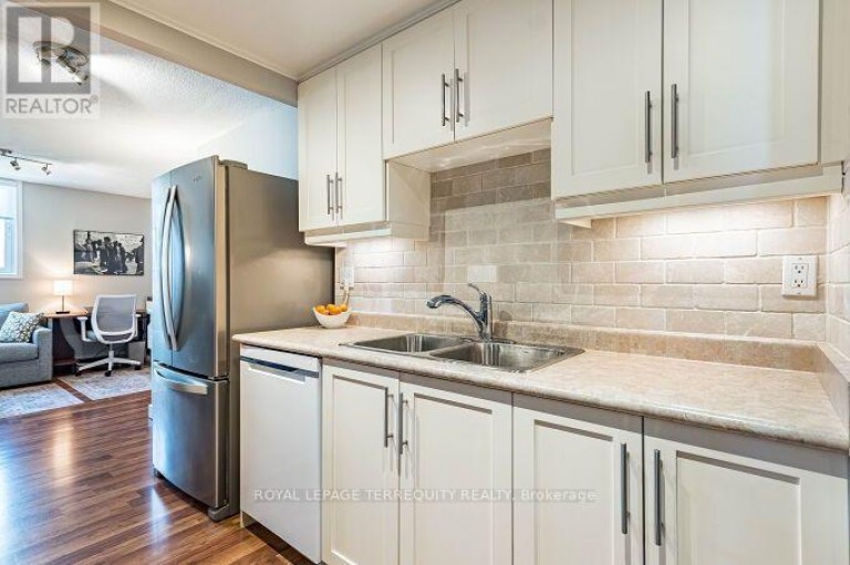 1102 - 812 BURNHAMTHORPE ROAD, Toronto (Markland Wood), Ontario, M9C4W1