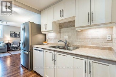 1102 - 812 BURNHAMTHORPE ROAD Toronto (Markland Wood) Ontario photo 14