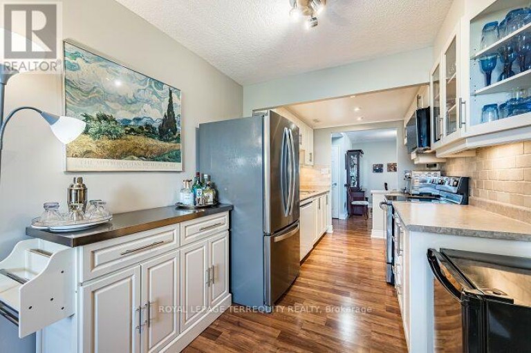 1102 - 812 BURNHAMTHORPE ROAD, Toronto (Markland Wood), Ontario, M9C4W1