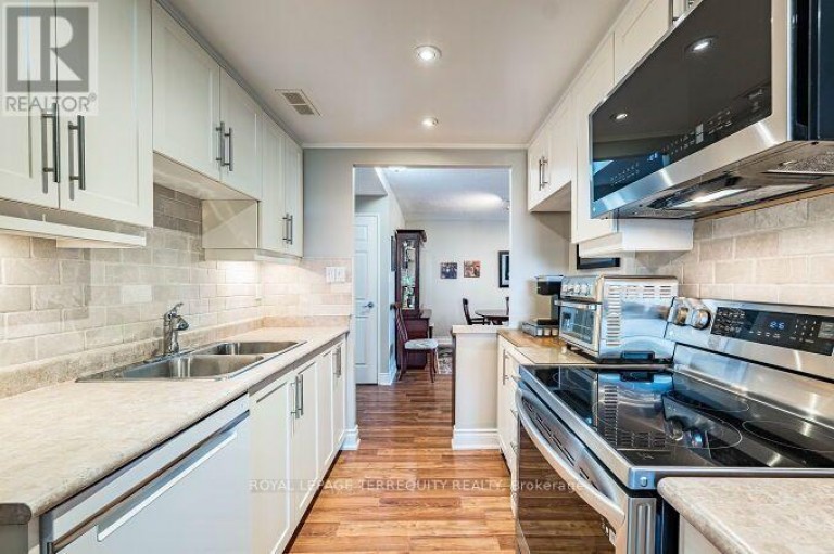 1102 - 812 BURNHAMTHORPE ROAD, Toronto (Markland Wood), Ontario, M9C4W1