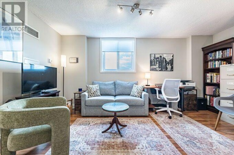 1102 - 812 BURNHAMTHORPE ROAD, Toronto (Markland Wood), Ontario, M9C4W1
