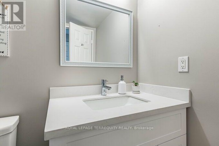 1102 - 812 BURNHAMTHORPE ROAD, Toronto (Markland Wood), Ontario, M9C4W1