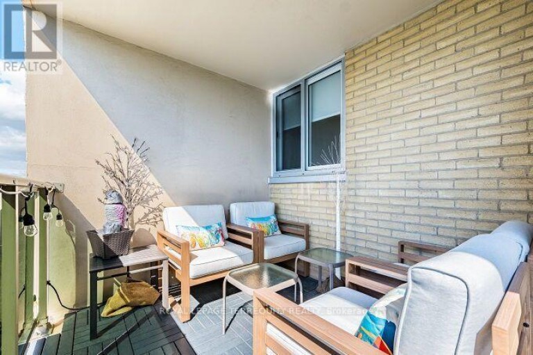 1102 - 812 BURNHAMTHORPE ROAD, Toronto (Markland Wood), Ontario, M9C4W1
