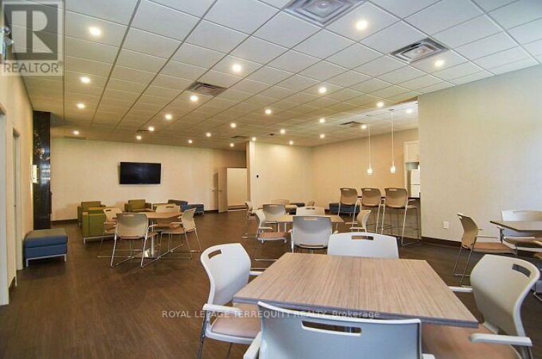 1102 - 812 BURNHAMTHORPE ROAD, Toronto (Markland Wood), Ontario, M9C4W1