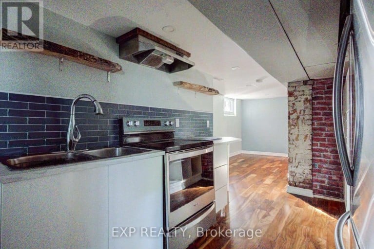 11 LORNE AVENUE, Hamilton (Blakeley), Ontario, L8M2X5