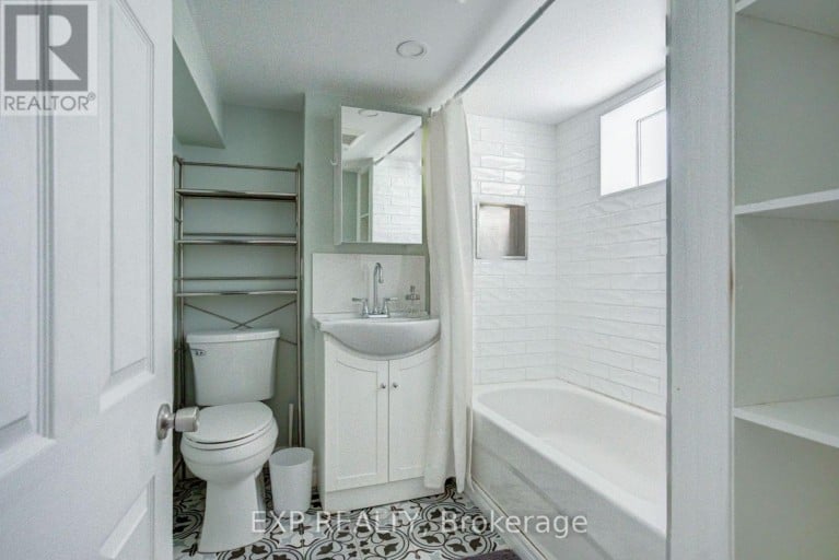 11 LORNE AVENUE, Hamilton (Blakeley), Ontario, L8M2X5