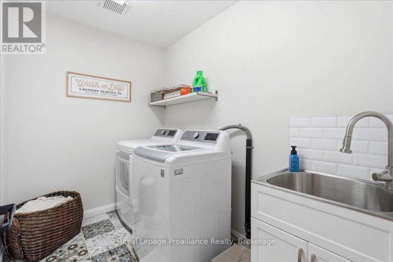 10389 41 HIGHWAY, Addington Highlands (Addington Highlands), Ontario, K0H1Z0