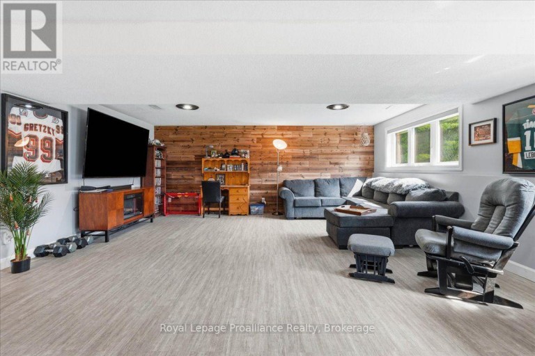10389 41 HIGHWAY, Addington Highlands (Addington Highlands), Ontario, K0H1Z0