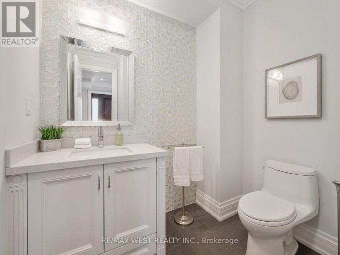 5 PAULA BOULEVARD, Toronto (Alderwood), Ontario, M8W4B5