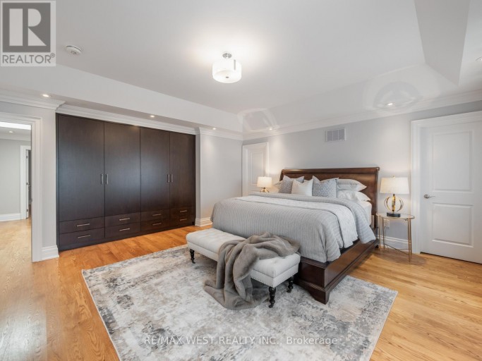 5 PAULA BOULEVARD, Toronto (Alderwood), Ontario, M8W4B5